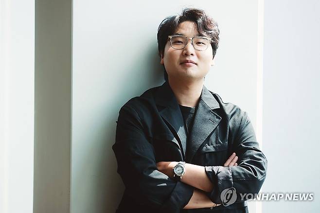 오르간 협주곡 초연 앞둔 최재혁 (서울=연합뉴스) 진연수 기자 = 작곡가 최재혁이 지난 5일 서울 송파구 롯데콘서트홀에서 인터뷰에 앞서 포즈를 취하고 있다. 2023.9.6 jin90@yna.co.kr