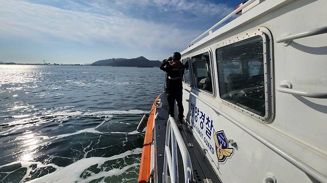 수색 중인 해경 [군산해양경찰서 제공]