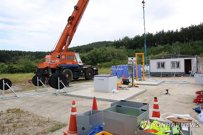 고장 난 지진계 인양 (포항=연합뉴스) 손대성 기자 = 경북 포항 지열발전부지 안전관리사업 주관기관인 희송지오텍 관계자들이 6일 포항시 북구 흥해읍 지열발전부지에 설치된 고장 난 심부 지진계를 인양하고 있다. 2023.9.6 sds123@yna.co.kr