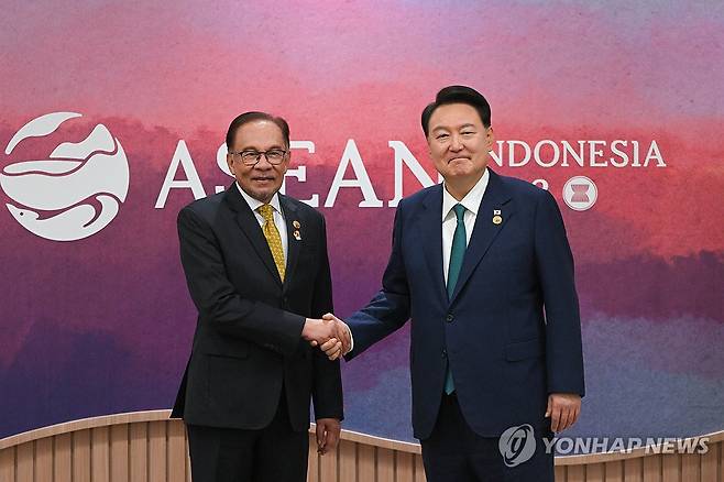 윤석열 대통령, 한·말레이시아 정상회담 (자카르타=연합뉴스) 임헌정 기자 = 윤석열 대통령이 6일(현지시간) 인도네시아 자카르타 컨벤션 센터(JCC)에서 열린 한·말레이시아 정상회담에서 안와르 이브라힘 총리와 기념 촬영을 하고 있다. 2023.9.6  [공동취재] kane@yna.co.kr