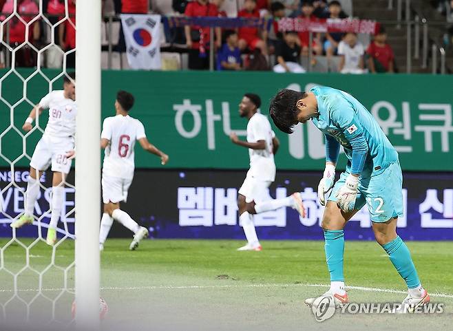 선제골 허용의 아쉬움 (창원=연합뉴스) 이지은 기자 = 6일 오후 창원축구센터에서 열린 2024 아시아축구연맹(AFC) 23세 이하(U-23) 아시안컵 예선 B조 1차전 대한민국과 카타르의 경기. 카타르 아흐메드 알라위에게 선제골을 허용한 대한민국 골키퍼 백종범이 아쉬워하고 있다. 2023.9.6 jieunlee@yna.co.kr