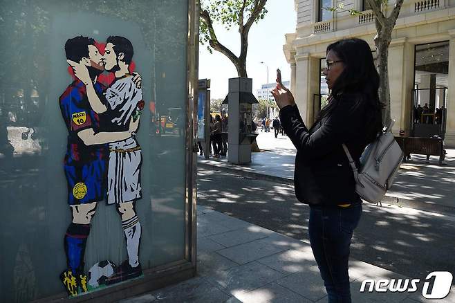 크리스티아누 호날두와 리오넬 메시의 벽화 ⓒ AFP=뉴스1