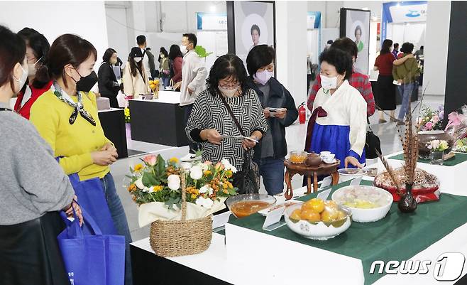 지난해 10월8일 여수세계박람회장 디지털갤러리에서 남도의 맛! 세계를 잇다!를 주제로 열린 제28회 남도음식문화큰잔치에서 관광객들이 음식 전시관을 둘러보고 있다.(전남도 제공) 2022.10.8/뉴스1