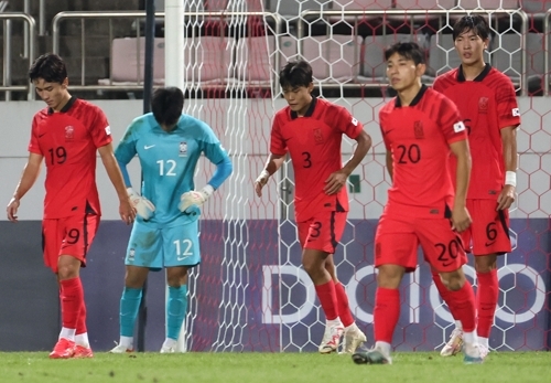 올림픽 대표팀 골키퍼 백종범이 6일 창원축구센터에서 열린 2024 아시아축구연맹(AFC) 23세 이하(U-23) 아시안컵 예선 B조 1차전 카타르전에서 추가 실점한 뒤 아쉬워하고 있다. 2023.9.6. 창원 | 연합뉴스