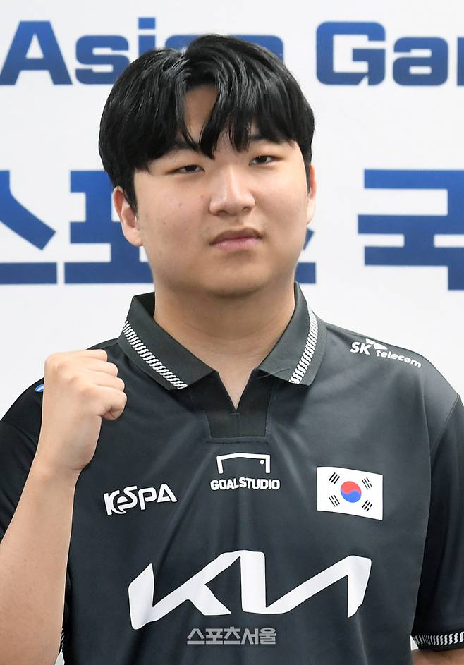 이스포츠 국가대표 곽준혁이 7일 서울 마포구 상암동 에스플렉스센터에서 진행된 항저우 아시안게임 피파 온라인4 미디어데이 행사에서 취재진을 향해 포즈를 취하고 있다. 박진업기자 upandup@sportsseoul.com