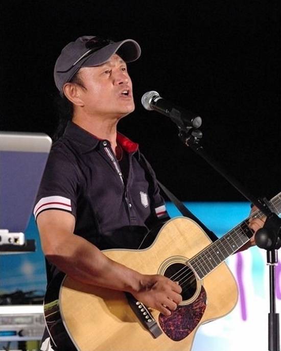 강은철은 81년 '흩어진 마음'으로 정식 데뷔했다. '삼포로 가는길'은 팝송을 주로 부른 그에게 탐탁치 않았지만 제작자의 녹음강행으로 그의 인생곡이 됐다./팬카페