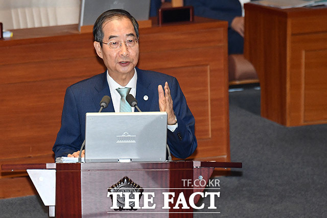 7일 경제 분야 대정부질문에서 여야는 재정정책과 법인세, R&D 예산 삭감 등으로 맞붙었다. 여야는 후쿠시마 오염수로도 3일째 공방을 이어갔다. 한덕수 국무총리가 6일 오후 서울 여의도 국회에서 열린 제410회 국회(정기회) 제3차 본회의 외교·통일·안보 분야 대정부질문에서 김병주 더불어민주당 의원 질의에 답하고 있다. /남용희 기자