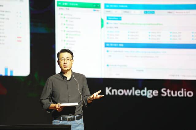 이경일 솔트룩스 대표가 올해 17회를 맞은  자체 AI 컨퍼런스인 'SAC 2023'에서 기조 강연을 하고 있다.