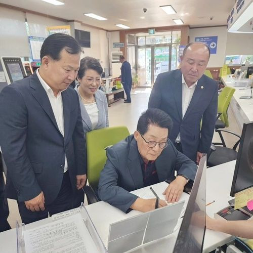 박지원 전 국정원장이 해남읍사무소에서 전입신고를 하고 있다. [사진제공=오승근 기자]