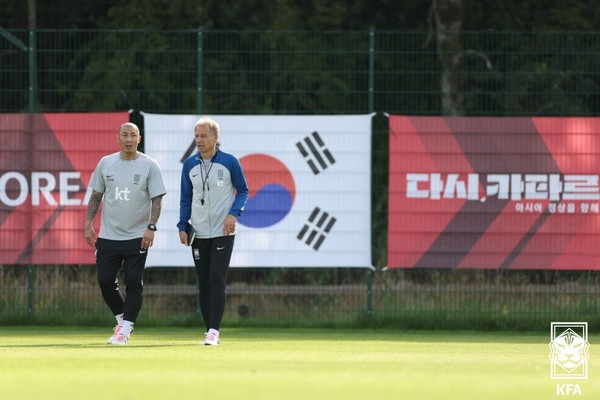 차두리 코치, 위르겐 클린스만 감독(이상 한국 남자 축구대표팀). 대한축구협회 제공