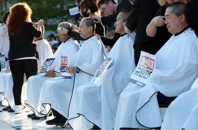 더불어민주당 김성주, 윤준병 의원 등이 7일 오후 서울 여의도 국회에서 열린 윤석열 정부 새만금 예산삭감 규탄대회에서 삭발을 하고 있다. 뉴시스