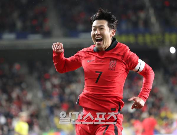 위르겐 클린스만 감독이 이끄는 축구국가대표팀이 24일 오후 울산문수월드컵경기장에서 콜롬비아와 경기를 펼쳤다. 손흥민이 전반 첫골을 성공시키고 환호하고있다. 울산=정시종 기자 capa@edaily.co.kr /2023.03.24.