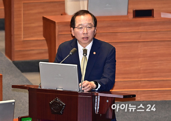 조승환 해양수산부 장관이 7일 오후 서울 여의도 국회 본회의장에서 열린 경제 분야 대정부질문에서 정운천 국민의힘 의원 질의에 답변하고 있다. [사진=곽영래 기자]