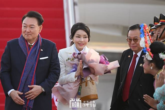 현지시각 5일 아세안 정상회의 일정을 소화하기 위해 인도네시아 자카르타 공항에 도착한 윤석열 대통령과 김건희 여사(대통령실 제공)