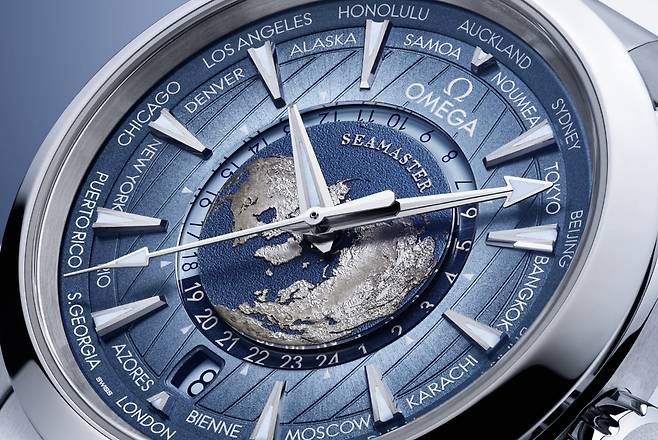 세계 24개 도시의 시간을 한눈에 확인할 수 있는 아쿠아 테라 월드타이머 모델. [사진 오메가]