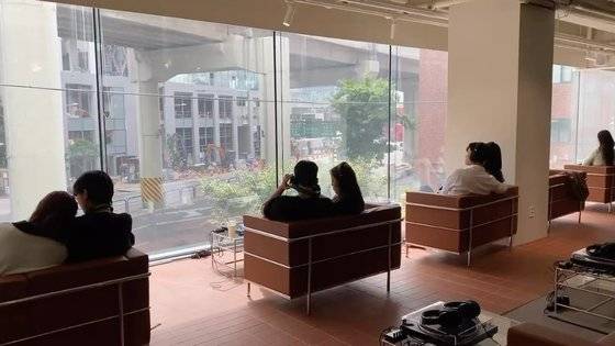 소리에 몰입할 수 있는 공간들이 주목받고 있다. 한 방향을 바라보도록 설계된 공간에서 음악을 듣는 사람들. 사진 바이닐성수