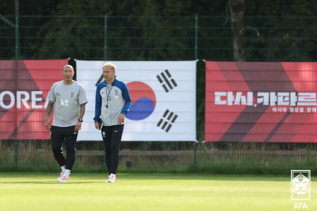 ▲ 축구대표팀 위르겐 클린스만 감독과 차두리 코치가 5일(현지시간) 영국 웨일스 카디프 인터내셔널 스포츠 캠퍼스에서 선수들의 훈련모습을 지켜보고 있다.  사진제공=대한축구협회