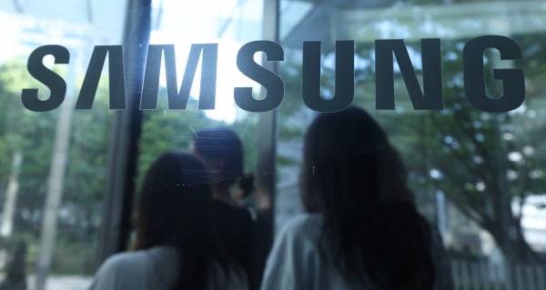 서울 삼성전자 서초사옥으로 직원 및 방문객들이 드나들고 있다. 사진=한국경제신문