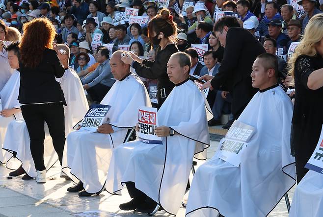 7일 국회 본청 앞 계단에서 열린 윤석열 정부 새만금 SOC 예산 삭감 규탄대회에서 더불어민주당 전북 지역구 의원들이 삭발하고 있다. 연합뉴스