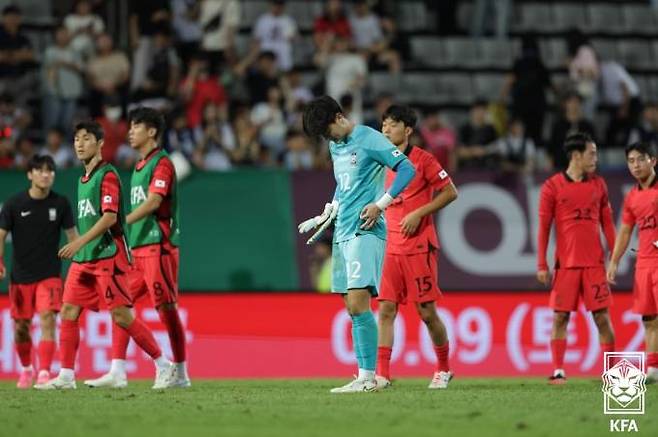 경기 패배 후 고개를 숙인 골키퍼 백종범. 대한축구협회(KFA)