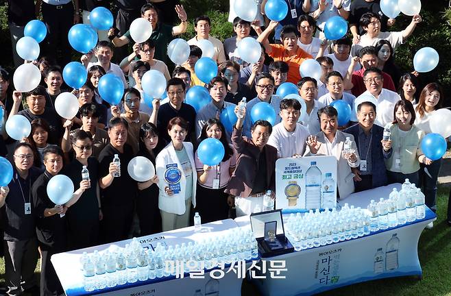 7일 오전 서울 동대문구 천호대로 동아오츠카 서울사무소에서 열린 생수 브랜드 마신다의  ‘몽드셀렉션 에디션’ 출시 기념 행사에서 임직원 모델들이 수상을 자축하며 기념 촬영을 하고 있다. 2023.9.7[[이충우기자]