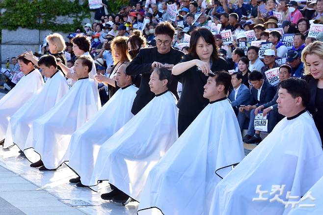 7일 서울 여의도 국회 본청 앞 계단에서 열린 윤석열정부 새만금 SOC 예산 삭감 규탄대회에서 더불어민주당 김성주, 윤준병 의원 등이 삭발을 하고 있다. 윤창원 기자