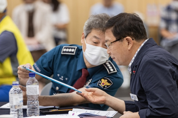 지난 5일 열린 ‘2023년 서울 광진구 지역치안협의회’에서 김경호(오른쪽) 광진구청장과 박창지 광진경찰서장이 범죄 사전 예방체계 강화 방안을 논의하고 있다. 광진구 제공