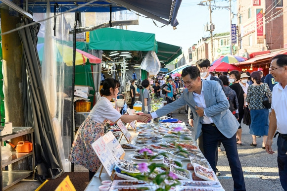 이기재 서울 양천구청장이 지난해 추석을 앞두고 전통시장을 찾아 상인과 악수하고 있다. 2023.9.7  양천구 제공