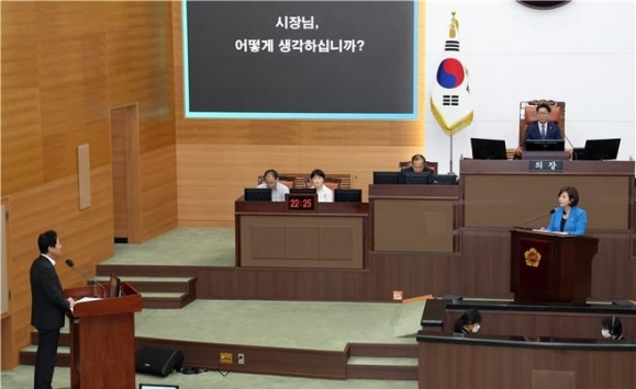 제320회 임시회 본회의(제3차) 시정질문에서 오세훈 시장에게 질의하는 김경 의원