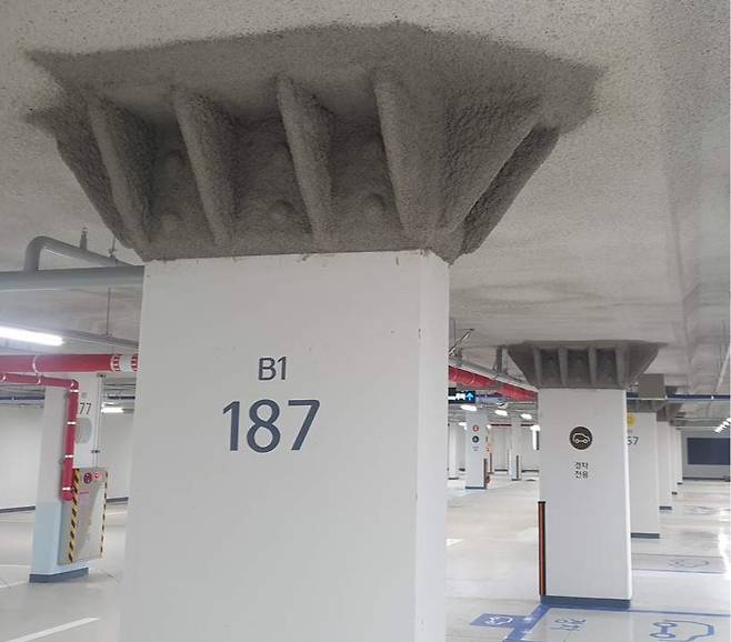 보강 공사는 상부 슬래브의 하중을 지탱하기 위한 외부 구조물을 기둥에 덧대는 방식으로 진행된다. ⓒ연합뉴스