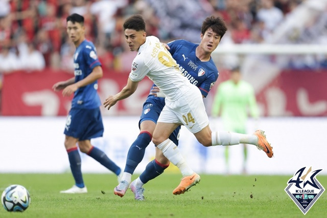 FC서울의 윌리안(오른쪽). /사진=한국프로축구연맹 제공