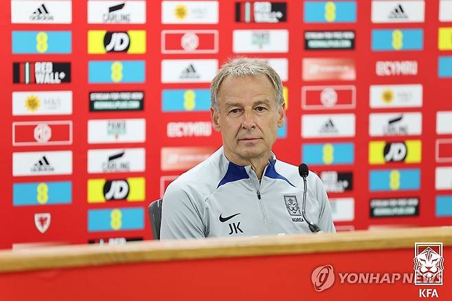 기자회견 참석한 클린스만 감독 (서울=연합뉴스) = 남자 한국 축구대표팀 위르겐 클린스만 감독이 웨일스와의 친선경기를 앞둔 6일(현지시간) 영국 웨일스 카디프시티스타디움에서 공식 기자회견에서 참석해 있다. 2023.9.7 [대한축구협회 제공. 재판매 및 DB 금지] photo@yna.co.kr