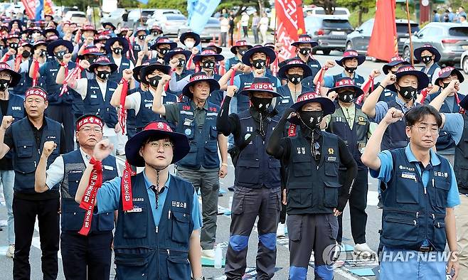 포스코노조 쟁의대책위 출범식 (광양=연합뉴스) 장덕종 기자 = 포스코노동조합이 6일 오후 전남 광양제철소 앞에서 쟁의대책위원회 출범식을 개최하고 있다. 2023.9.6 cbebop@yna.co.kr