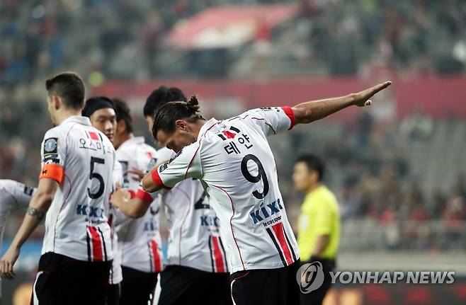 첫 골의 주인공, 데얀 (서울=연합뉴스) 신준희 기자 = 26일 서울월드컵경기장에서 열린 축구 FA컵 4강 FC서울과 부천FC의 경기.
    FC서울 데얀이 첫 골을 성공시킨 뒤 기뻐하고 있다. 2016.10.26 hama@yna.co.kr