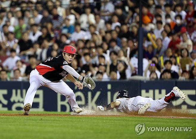 조수행 ‘번트 성공’ (서울=연합뉴스) 윤동진 기자 = 7일 오후 잠실야구장에서 열린 2023 KBO리그 KIA 타이거즈 대 두산 베어스 경기. 4회 말 1사 2루 때 두산 조수행이 번트 후 1루에 세이프하고 있다. 2023.9.7 mon@yna.co.kr