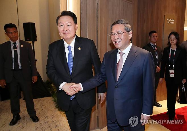 악수하는 윤석열 대통령과 리창 중국 총리 (자카르타=연합뉴스) 진성철 기자 = 윤석열 대통령이 7일(현지시간) 인도네시아 자카르타 컨벤션 센터(JCC)에서 열린 한·중국 회담에서 리창 중국 총리와 악수하고 있다.  2023.9.7 zjin@yna.co.kr