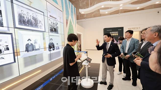 박민식 국가보훈부 장관이 지난 달 22일 충남 천안시 독립기념관을 방문해 업무보고를 받고 전시관을 둘러보고 있다. (사진=국가보훈부)