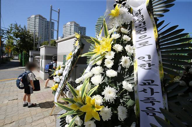 대전의 초등학교 교사가 극단적인 선택으로 숨진 가운데 8일 재직했던 대전 유성구에 위치한 초등학교 정문에 고인을 추모하는 근조화환이 놓여 있다. 숨진 교사는 지난 2019년 아동학대 혐의로 학부모에게 고소당하면서 심한 스트레스에 시달렸다고 알려졌다. 교사는 아동학대로 혐의에 대해 무혐의 처분을 받았다. (사진=뉴스1)