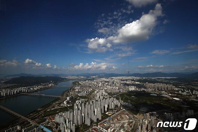 5일 서울 송파구 롯데월드타워 서울스카이에서 바라본 청명한 가을하늘이 그림같은 풍경을 보이고 있다. 기상청은 주말까지 전국적으로 맑은 날씨를 보이겠다고 밝혔다. 2023.9.5/뉴스1 ⓒ News1 박세연 기자