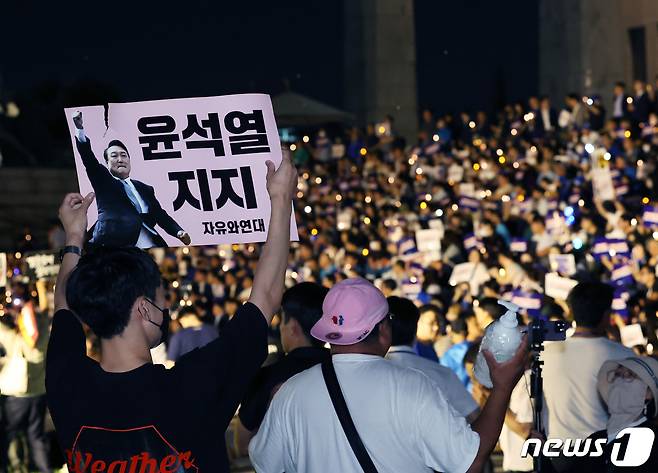 1일 저녁 서울 여의도 국회 본청 앞에서 열린 민주당 '민주주의 회복 촛불문화제'에서 보수 유튜버들이 손피켓을 들고 있다. 2023.9.1/뉴스1 ⓒ News1 송원영 기자