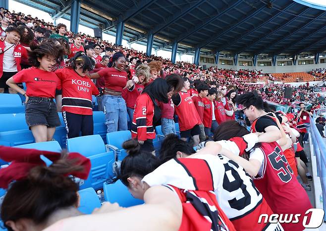 8일 오전 서울 양천구 목동야구장에서 열린 고려대·연세대 친선경기대회(고연전)에서 연세대 학생들이 열띤 응원을 하고 있다. 2023.9.8/뉴스1 ⓒ News1 신웅수 기자