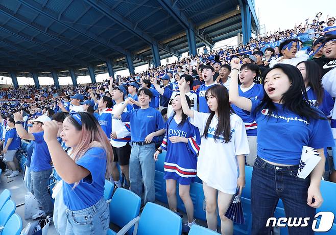 8일 오전 서울 양천구 목동야구장에서 열린 고려대·연세대 친선경기대회(고연전)에서 연세대 학생들이 열띤 응원을 하고 있다. 2023.9.8/뉴스1 ⓒ News1 신웅수 기자