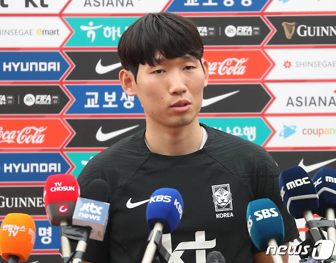 축구대표팀 홍현석이 페루와의 평가전을 나흘 앞둔 12일 오후 부산 서구 구덕운동장에서 취재진의 질문에 답하고 있다. 2023.6.12/뉴스1 ⓒ News1 윤일지 기자