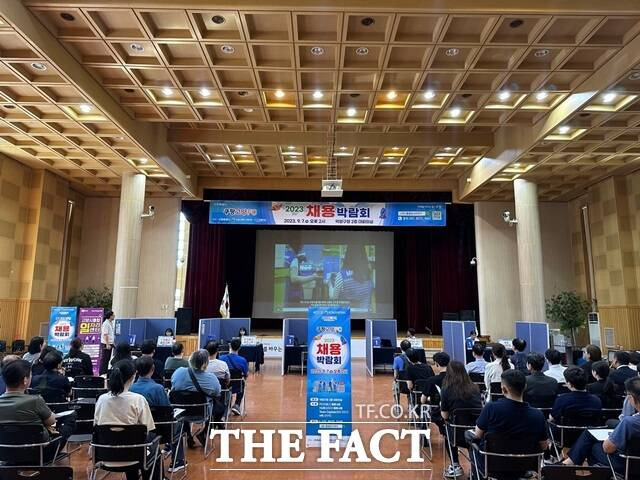 경기 고양시가 구인·구직난을 해소하기 위한 쿠팡풀필먼트서비스 채용 박람회를 열었다. 이번 오프라인 채용 박람회를 통해 쿠팡고양에프씨(FC) 일반 물류 사원, 현장 관리자(정규직), 사무직 등 4개 직종에 250명을 채용했다./고양시