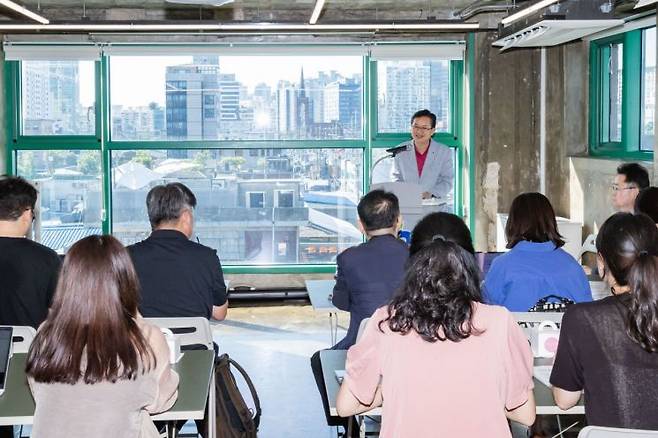 최호권 영등포구청장이 문래 술술센터에서 기계금속단지 현황과 이전 계획을 설명하고 있다.