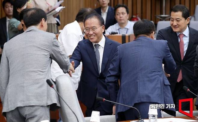 윤재옥 국민의힘 원내대표가 8일 국회에서 열린 원내대책회의에 참석하고 있다. 사진=김현민 기자 kimhyun81@