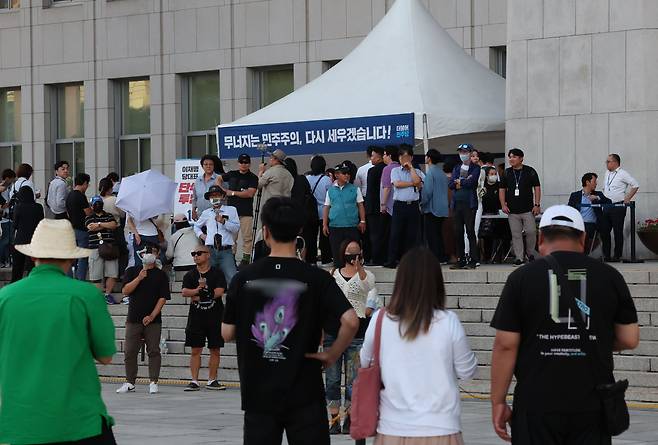 지난 8월 31일 오후 서울 여의도 국회 본청 앞 이재명 더불어민주당 대표의 단식 농성장 앞에서 이 대표의 지지자들과 보수 유튜버들이 고성을 지르며 대립하고 있다./뉴스1