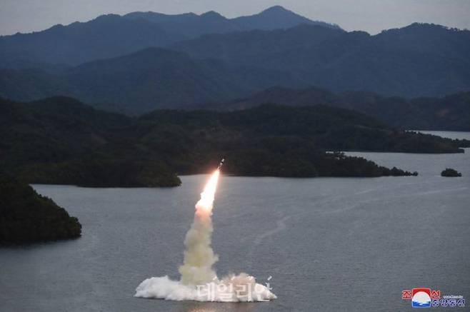 저수지에서 소형 잠수함발사탄도미사일(SLBM)이 발사되는 모습(자료사진) ⓒ조선중앙통신