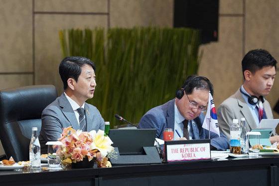안덕근 산업통상자원부 통상교섭본부장이인도네시아 스마랑에서 캄보디아, 라오스, 말레이시아, 필리핀 등 아세안 회원국 통상장관이 참석한 가운데 열린 제20차 한-아세안 경제장관회의에서 발언하고 있다. (산업통상자원부 제공)