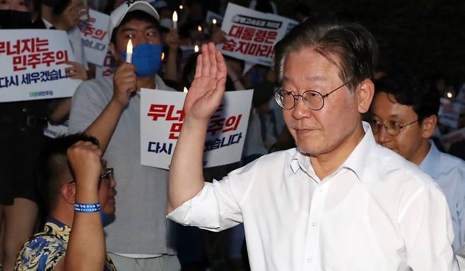 [서울=뉴시스] 이영환 기자 = 단식 8일째를 맞은 이재명 더불어민주당 대표가 7일 오후 서울 여의도 국회 본청 앞 계단에서 열린 제5차 윤석열 정권 폭정 저지·민주주의 회복 촛불 문화제에 참석하고 있다. 2023.09.07. 20hwan@newsis.com <저작권자ⓒ 공감언론 뉴시스통신사. 무단전재-재배포 금지.> /사진=뉴시스화상